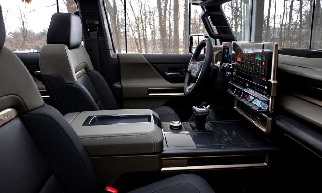 2024 GMC Hummer EV Pickup Interior